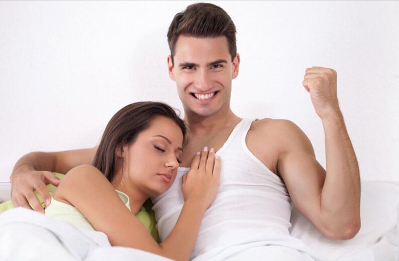 Hombre fuerte en la cama con una niña