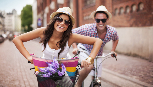 la mujer y el hombre en bicicleta